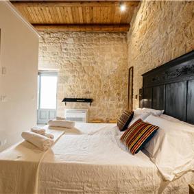  6 bedroom villa with heated pool in Modica, sleeps 18